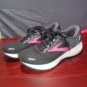 Brooks Women's Size 10 Ghost 14 Black and Pink